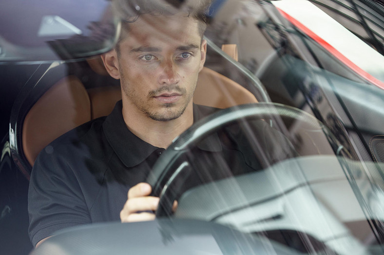 Charles Leclerc w Ferrari SF90 Stradale