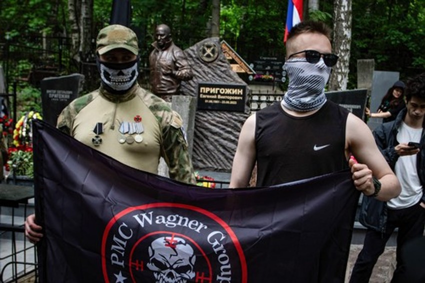 Borci grupe "Vagner" ispred spomenika ruskom plaćeniku Jevgeniju Prigožinu u Sankt Peterburgu