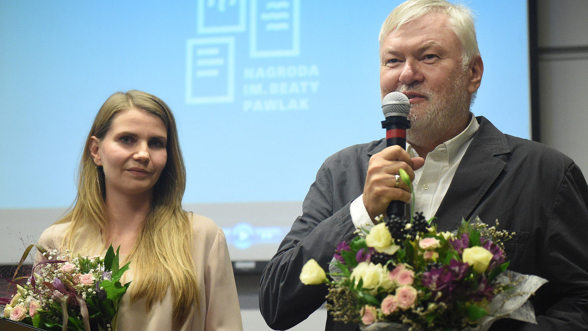 Książka "Dybuk. Opowieść o nieważności świata" Krzysztofa Kopczyńskiego i Anny Sajewicz otrzymała nagrodę im. Beaty Pawlak, przyznawaną za teksty na temat innych kultur, religii i cywilizacji. Wręczenie nagrody odbyło się w środę w warszawskiej siedzibie Fundacji Batorego.