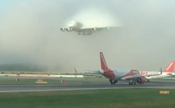 Samolot pojawił się znikąd. Wyjątkowe lądowanie na lotnisku Gatwick [WIDEO]