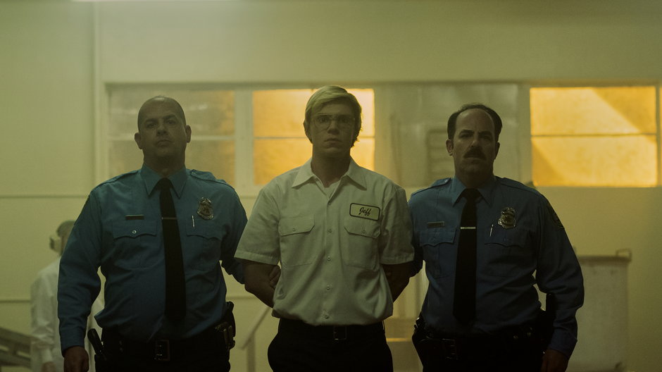 Evan Peters jako Jeffrey Dahmer w serialu "Dahmer — Potwór: Historia Jeffreya Dahmera"