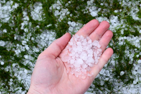 (FOTO) APOKALIPTIČNE SCENE I U KOMŠILUKU Planina se zabelela usred jula, TUKAO JAK GRAD