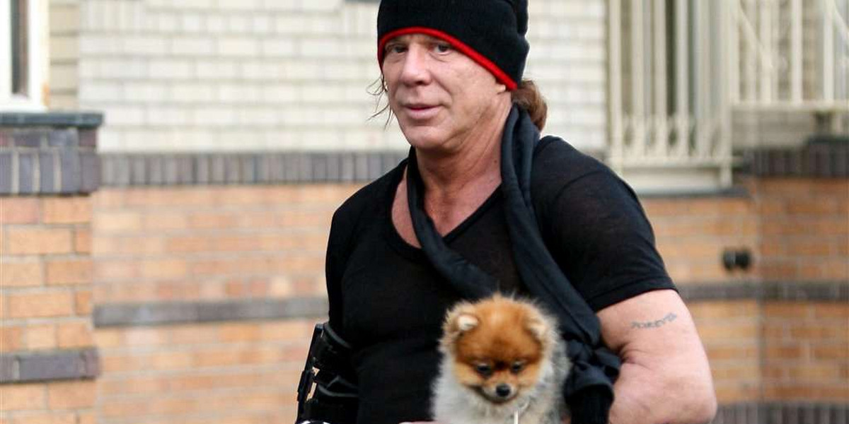 Mickey Rourke nie ma problemów ze złamaną ręką