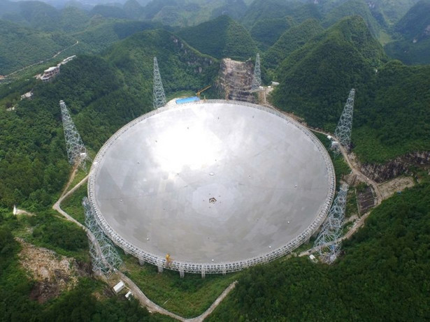 Chiński radioteleskop FAST. Źródło: materiały prasowe Narodowego Obserwatorium Astronomicznego Chin (NAOC)