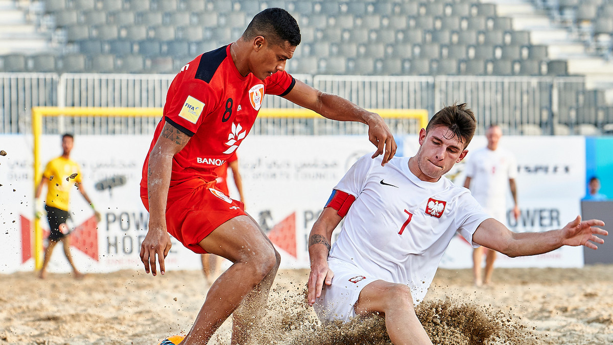 Reprezentacja Polski nie sprawiła niespodzianki i w swoim pierwszym meczu Pucharu Interkontynentalnego w piłce nożnej plażowej przegrała z wicemistrzami świata Tahiti 4:5 (2:1, 0:2, 2:2). Dwie bramki dla naszej kadry zdobył Witold Ziober, a po jednej dołożyli Bogusław Saganowski i Piotr Klepczarek.