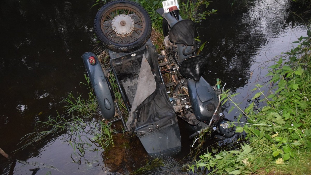 Zwłoki 34-letniego mężczyzny oraz jego motocykl wyłowiono z rzeki Czarnej w pobliżu miejscowości Niewierszyn (Łódzkie). Okoliczności śmierci mężczyzny badają policjanci z Sulejowa pod nadzorem prokuratury.