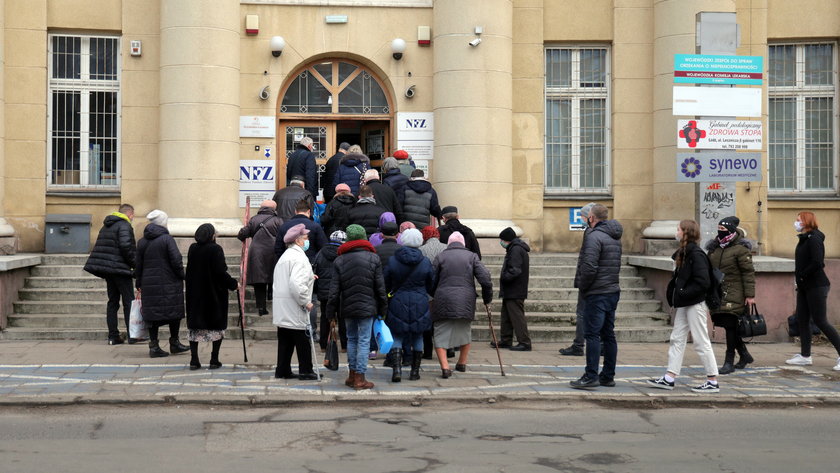 Kolejka do szczepień na covid w Łodzi