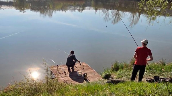 Hitem tego roku będzie możliwość rezerwacji na wyłączność, od piątku do niedzieli, 10 dedykowanych stanowisk (pomostów) wokół Stawu nr 1. 