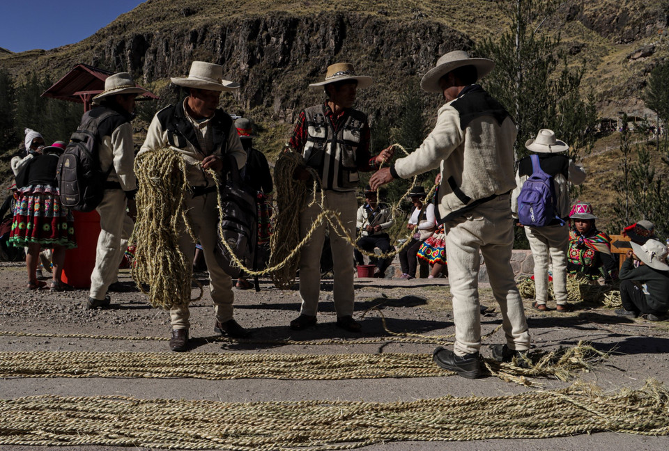 Coroczny remont historycznego inkaskiego mostu linowego Q’eswachaka
