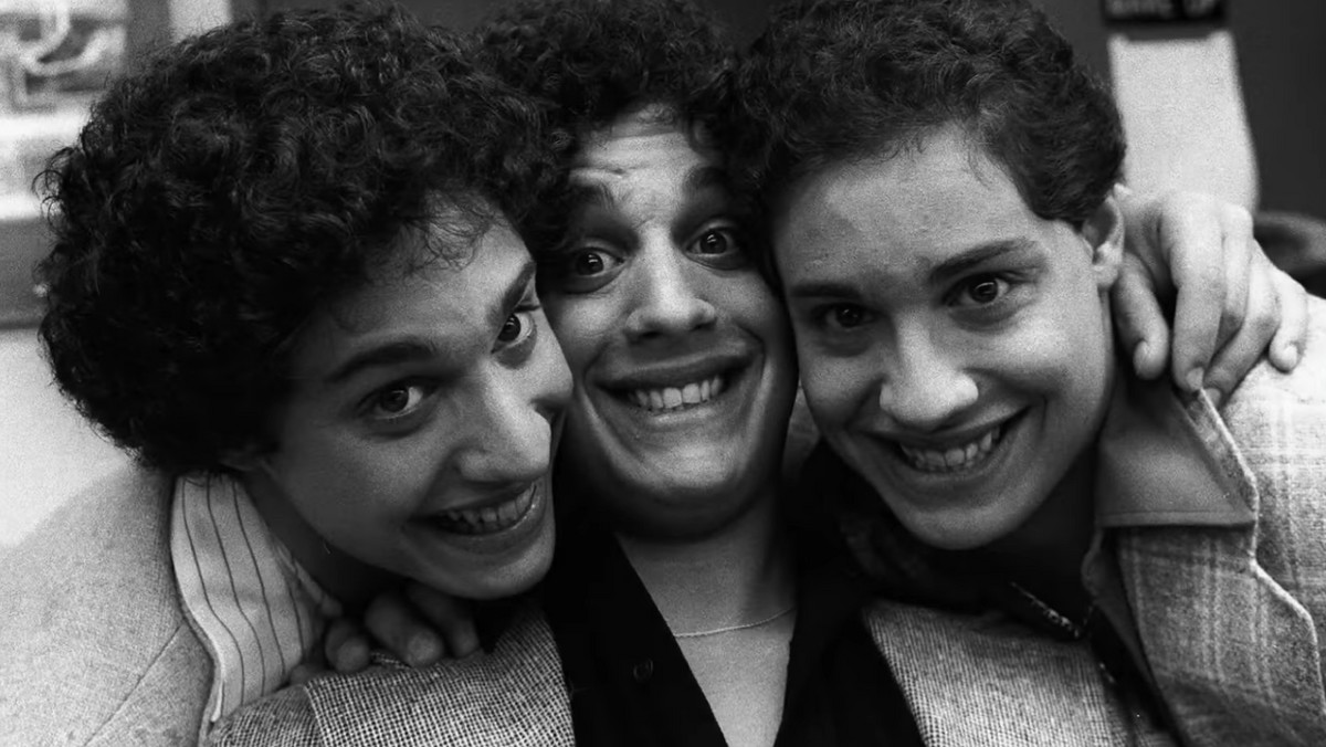 "Three Identical Strangers" na Netflix. Dowiedzieli się, że są braćmi po 19 latach