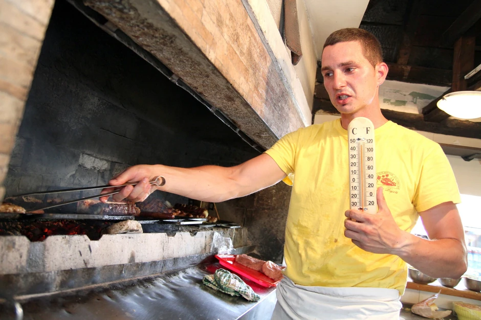 Roštilj: Posle već dve minute, onaj koji radi na grilu je potpuno mokar od znoja