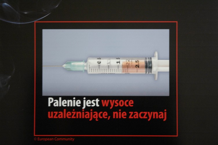 Z okazji Światowego Dnia Bez Tytoniu ministerstwo zdrowia zorganizowało wystawę grafik, jakie w różnych krajach straszą z paczek papierosów