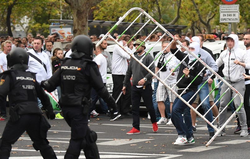 W internecie znalazły się też amatorskie filmy nagrane telefonami komórkowymi w okolicach stadionu Santiago Bernabeu. Widać na nich m.in. funkcjonariuszy policji na koniach, próbujących uspokoić kilkudziesięcioosobową grupę w bluzach Legii.