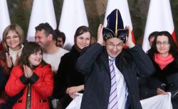 Morawiecki powitał repatriantów z Kazachstanu. Dostał od nich fantazyjną czapkę