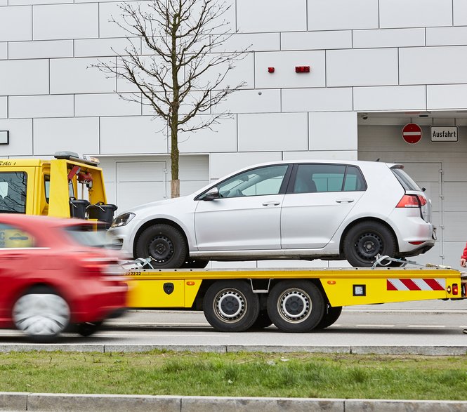 Kradzież na lawetę – nie ma bezpiecznych miejsc. Auto da się ukraść z centrum miasta, bez wzbudzania podejrzeń