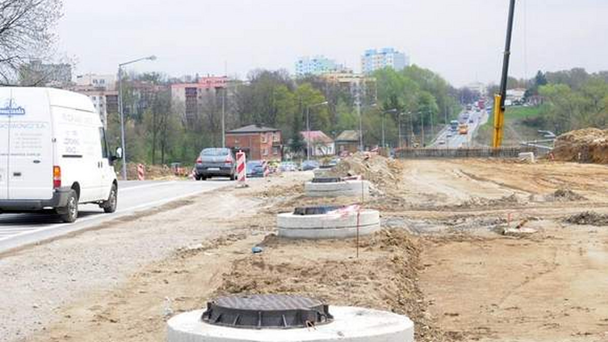 Kierowcy nie czekają już w korkach na ul. Bieszczadzkiej w Krośnie gdzie przez ostatnie tygodnie prowadzone były roboty na ok. 400 metrowym odcinku i obowiązywał tam ruch wahadłowy.