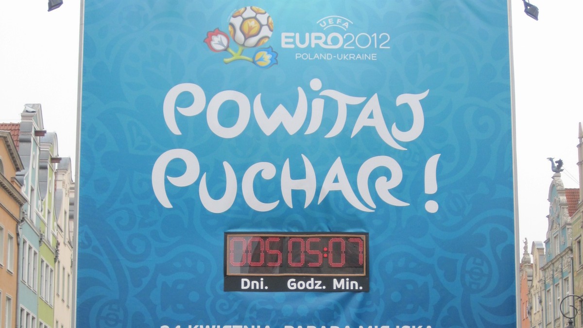 Już we wtorek do Gdańska zawita Puchar UEFA. Cacko waży 8 kilogramów i jest drugim najcięższym tego typu trofeum na świecie. Każdy gdańszczanin choć przez chwilę będzie mógł poczuć się jak prawdziwy zwycięzca, bo już w środę wszyscy zainteresowani będą mogli za darmo sfotografować się z pucharem. To nie koniec niespodzianek - zdjęcia znajdą się na oficjalnej stronie UEFA, a tysięczna osoba otrzyma bilet na mecz Euro 2012!