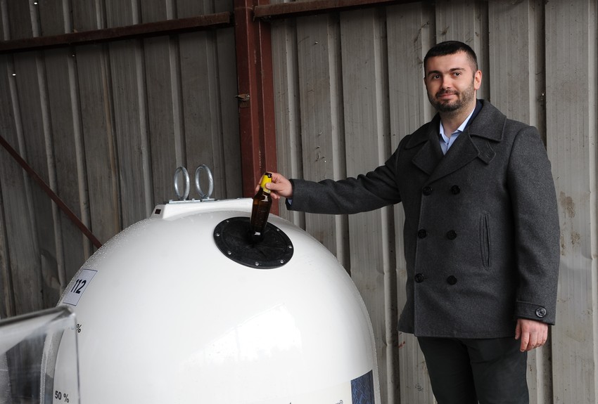 Igor Vukašinović, direktor Apatinske pivare prilikom postavke reciklažnih zvona za staklo u Somboru