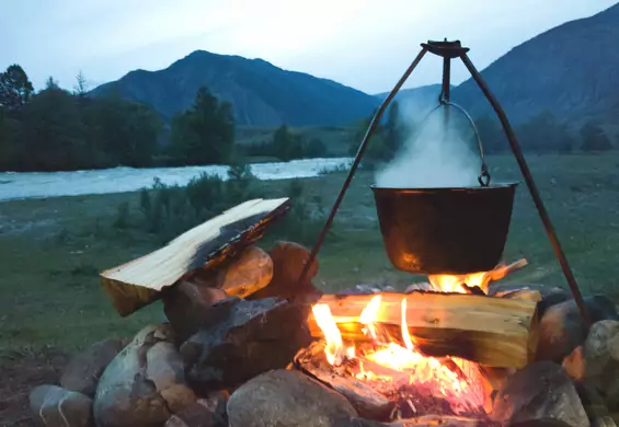 Żeliwny kociołek na ognisko — lepszy wieszany czy na stojaku?
