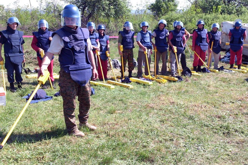 Ekipa sa Pala pre 12 godina na niškom aerodromu pronašla 90 kasetnih mina