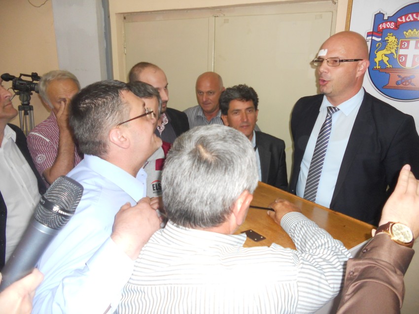 Haos u čačanskoj skupštini se nastavlja: Igor Trifunović sa povredom na glavi