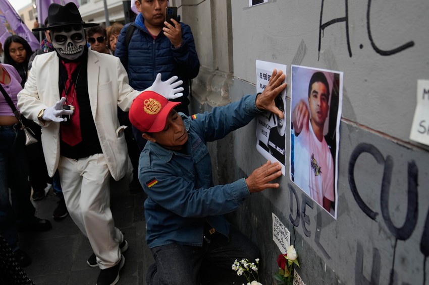 Ljudi se opraštaju od ubijenog demonstranta Eduarda Ruiza tokom protesta u Peruu