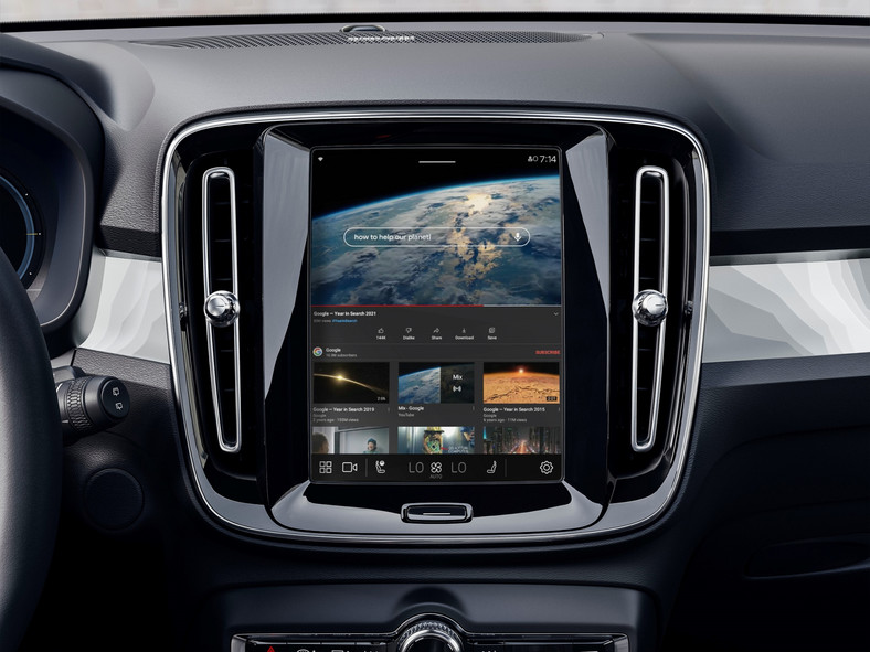 YouTube w Volvo C40 z Android Automotive