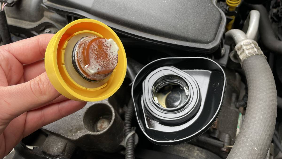 "Majonez" pod korkiem wlewu oleju wzbudza panikę u kierowców