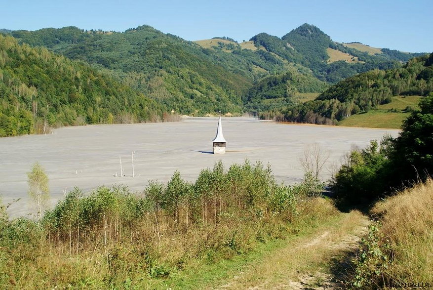 Toksyczne jezioro, źródło: blizejidalej.pl