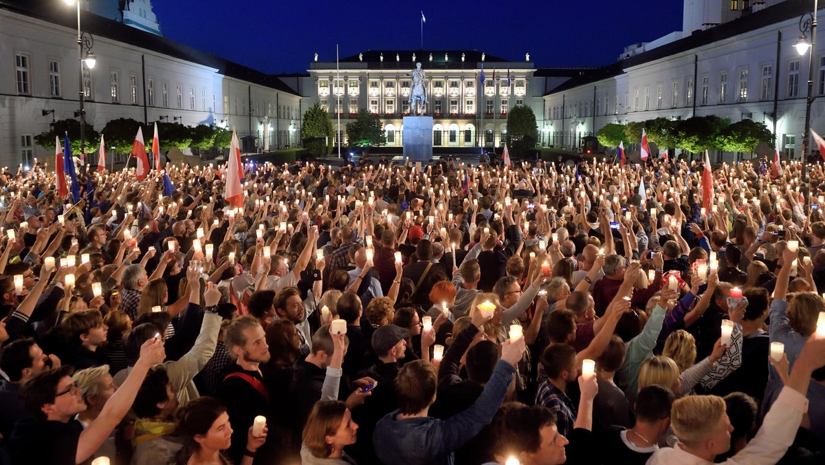 Demonstracje przed Pałacem Prezydenckim przeciw zmianom w sądownictwie