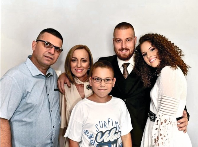 Mirjana sa suprugom Milanom, sinom Anđelom, ćerkom Elenom i najmlađim sinom NikolomNikola