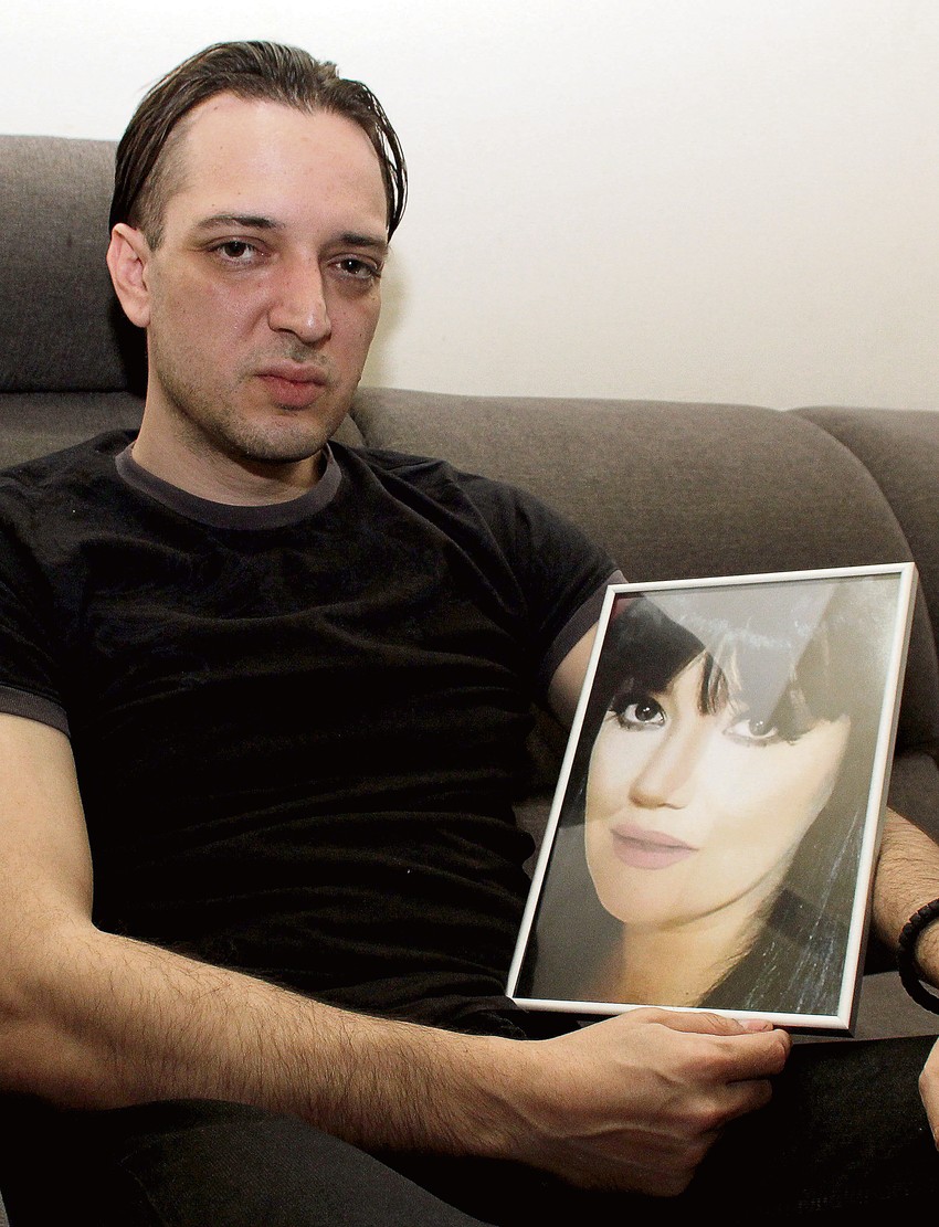Zoran sa
fotografijom
ubijene supruge