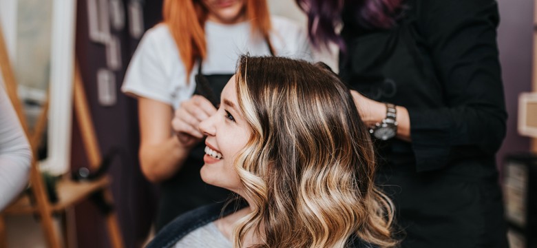 "Coquette hair" to najmodniejsza fryzura w tym sezonie. Sprawdź, jak wygląda