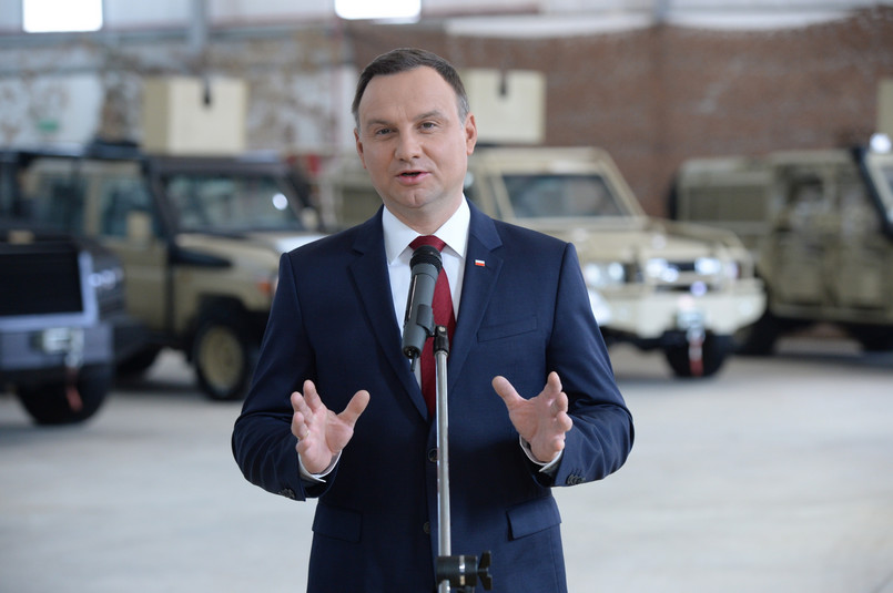 Prezydent Andrzej Duda podczas konferencji prasowej w zakładach zbrojeniowych KADDB w Al-Zarka