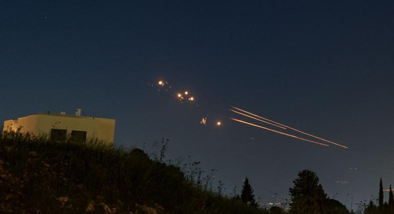 Le système de défense anti-aérien dans le nord d'Israël intercepte des roquettes lancées depuis le Liban le 12 avril 2024
