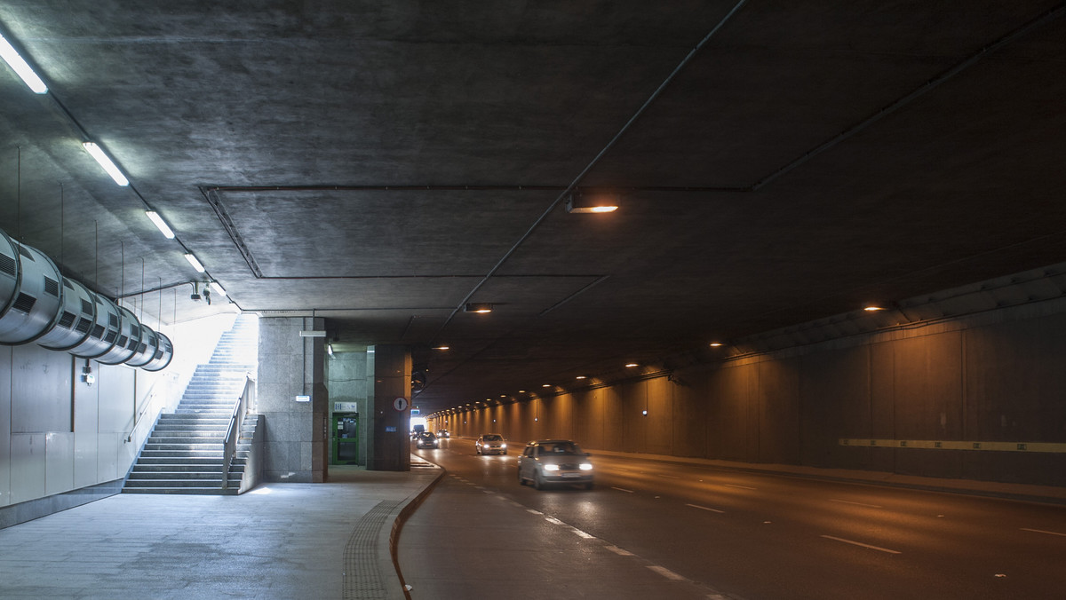 Przez najbliższe osiem tygodni ekipy drogowców będą czyścić tunel Wisłostrady w Warszawie. Prace ruszają już dziś, ale będą prowadzone tylko w nocy. Tunel będzie przez cały czas przejezdny, wyłączony być może tylko jeden pas ruchu.