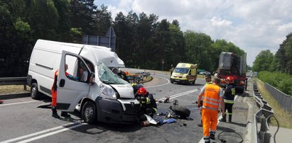 Bus uderzył w tira. Trzy osoby ranne. Potrzebny był śmigłowiec