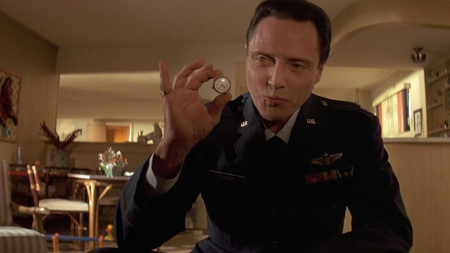 Christopher Walken jako kapitan Koons