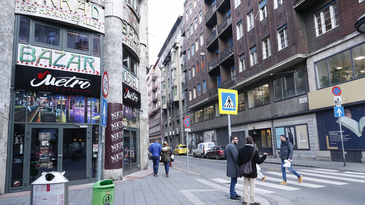 „Tavaly 122-szer akadt el a 74-es troli a Dohány utcában” – Petíció indult Erzsébetvárosban a kétoldali parkolás ellen