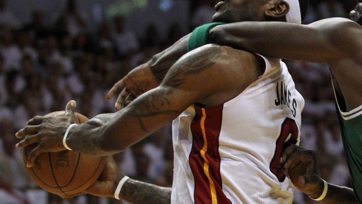 W pierwszym meczu Dwyane Wade zdobył 38 punktów. Przyszła więc pora na LeBrona Jamesa. LBJ rzucił 35 punktów, Wade dodał 28 i Heat pokonali Celtics 102:91. Miami prowadzi z Bostonem w półfinale konferencji 2-0. Oklahoma City Thunder pokonali Memphis Grizzlies 111:102 i wyrównali stan serii na 1-1.