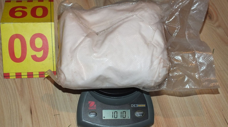 1 kilogram kábítószergyanús anyagot találtak / Fotó: police.hu