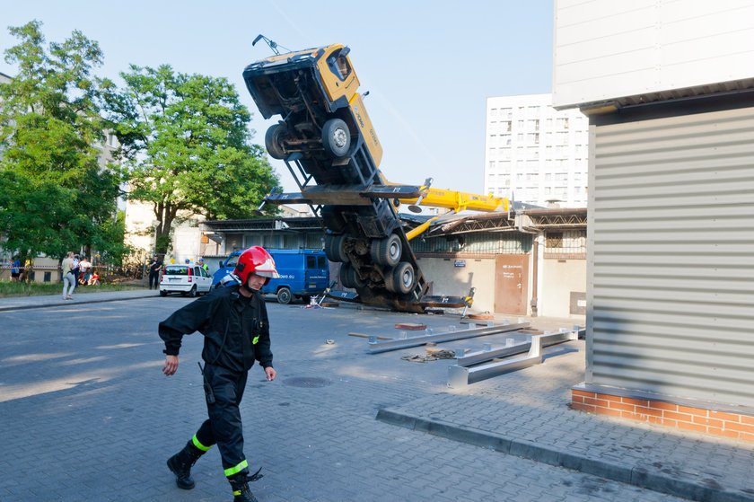 Podniesiono dźwig, który runął na osiedlowy pawilon