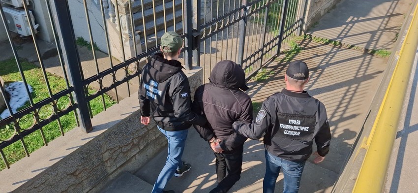 Jedan od osumnjičenih doveden u pratnji policije u zgradu UKP 