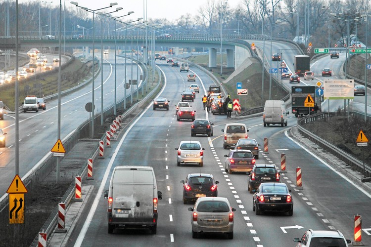 Analizując tę astronomiczną cenę, warto wziąć pod uwagę, że kontrakt wygrało w przetargu w 2007 r. konsorcjum Budimeksu, Strabagu, Warbudu i Mostostalu Warszawa, czyli budowlanych gigantów, którzy wcześniej przy drogowych przetargach ze sobą rywalizowali. Śledczy badali wątek zmowy cenowej, ale postępowanie zostało umorzone. To właśnie ten kontrakt był jedną z przyczyn późniejszego otwarcia rynku przez GDDKiA na podmioty m.in. z Chin i Indii, które zaostrzyło konkurencję i dało efekt odwrotny: spadek cen i falę upadłości spółek budowlanych w 2012 r.