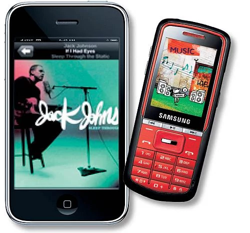 Okładki odtwarzanych albumów są czytelniejsze na dużym ekranie iPhone'a niż na miniaturowym wyświetlaczu Samsunga