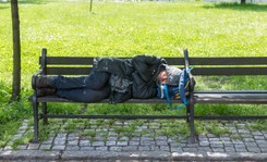 Aby pomagać bezdomnym, organizacje muszą łamać prawo. Resort nie zamierza zmieniać przepisów