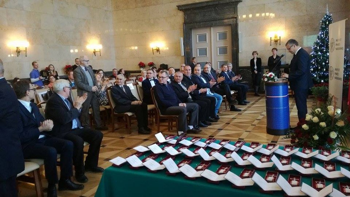 42 działaczy opozycji antykomunistycznej zostało dziś odznaczonych Krzyżami Wolności i Solidarności w Katowicach. Odznaczenie przyznało za zasługi w działalności na rzecz niepodległości Polski w latach 1956–1989. Uroczystość odbyła się w 35. rocznicę pacyfikacji kopalni Wujek.