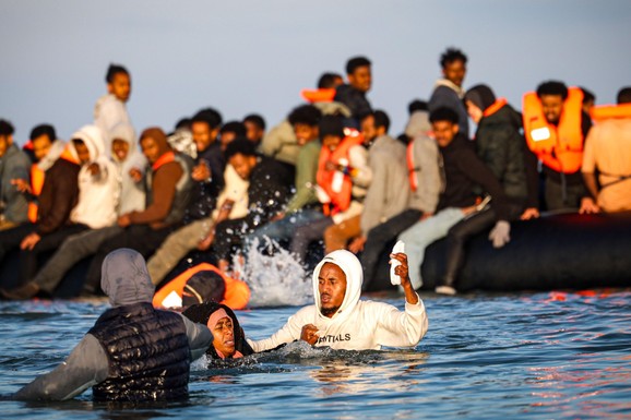 Hegset o 'invaziji migranata' na Evropu, na godišnjicu iskrc