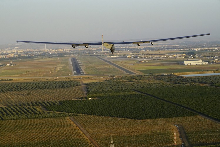 Solar Impulse 2, zbudowany z włókien węglowych, waży 2,3 tony. Niska waga sprawia, że jest bardzo narażony na kaprysy pogody i prądy powietrza. Średnia prędkość samolotu to 75 km na godzinę, ale w pełnym nasłonecznieniu może się ona podwoić. Energia z ogniw fotowoltaicznych jest magazynowana w akumulatorach litowo-jonowych, które zasilają cztery silniki elektryczne.