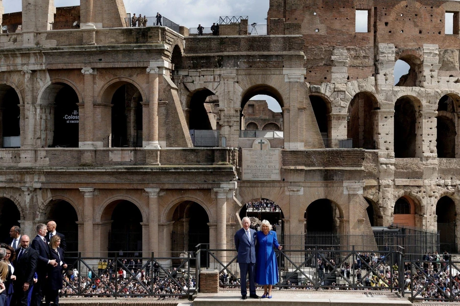 Kralj i kraljica tokom obilaska rimskog Koloseuma | Foto: REUTERS/Remo Casilli